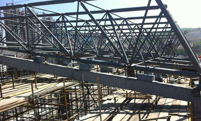 海东简述网架公司的黑色压型钢板的吊装步履